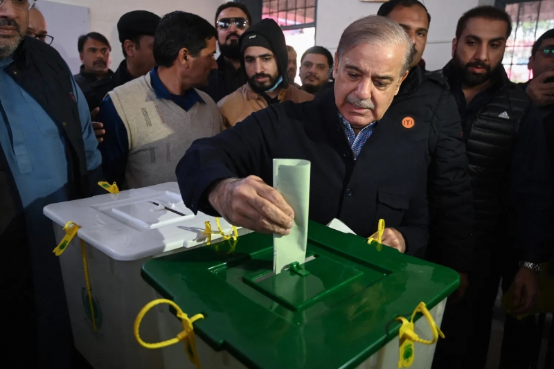 شهباز شریف نخست وزیر سابق پاکستان رای خود را به صندوق انداخت.